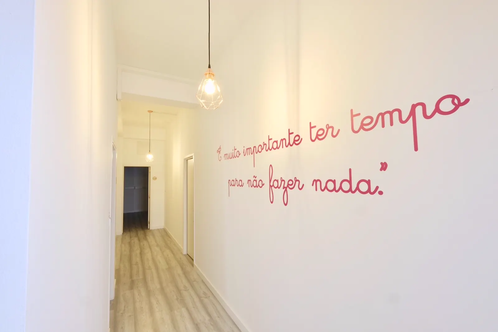 Corredor do Shala com a frase da marca pintada na parede: é muito importante ter tempo para não fazer nada