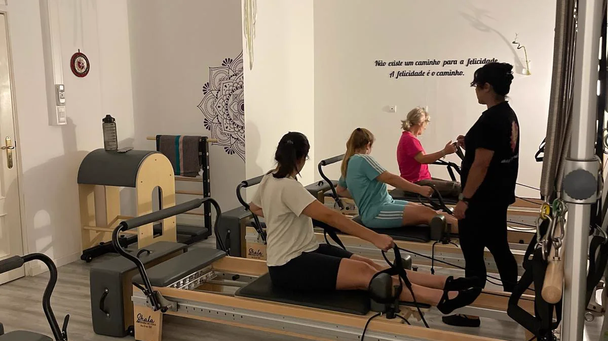 Turma de Pilates Reformer em aula, com acompanhamento da professora