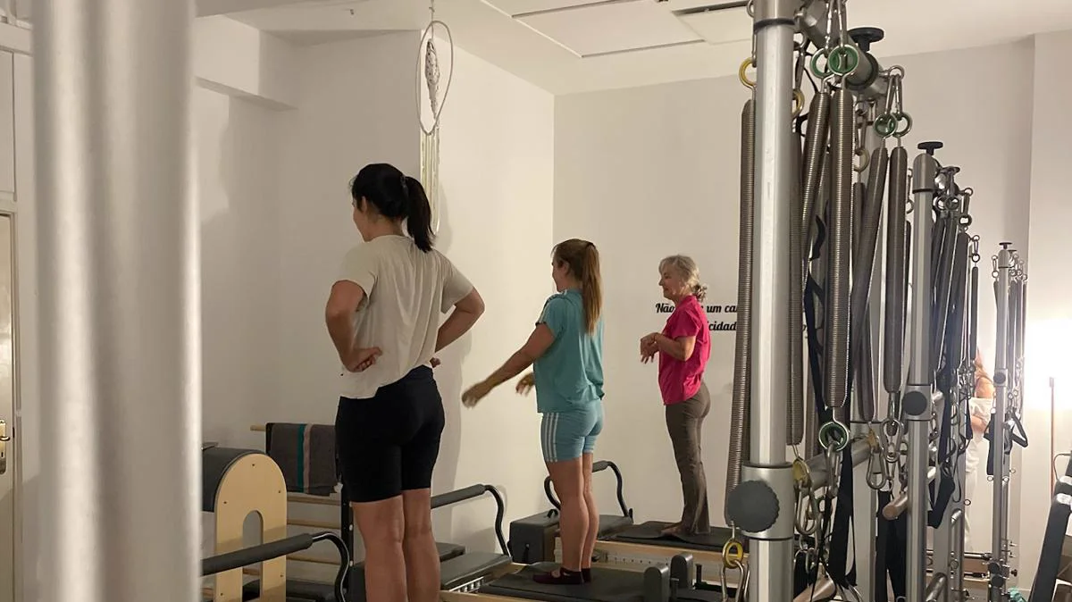 Sala de Pilates Reformer do Shala Academia, com vários aparelhos
